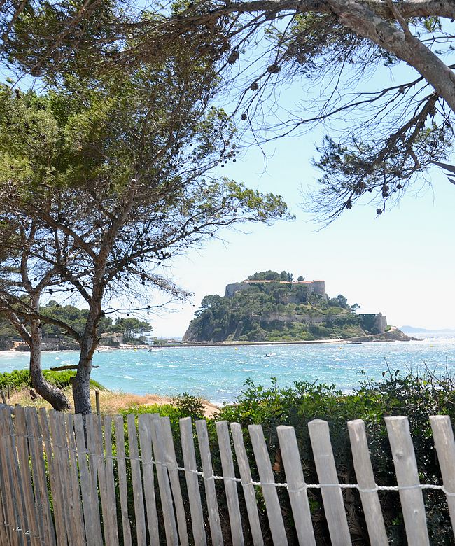 LA LONDE LES MAURES : A PRIVILEGED LOCATION